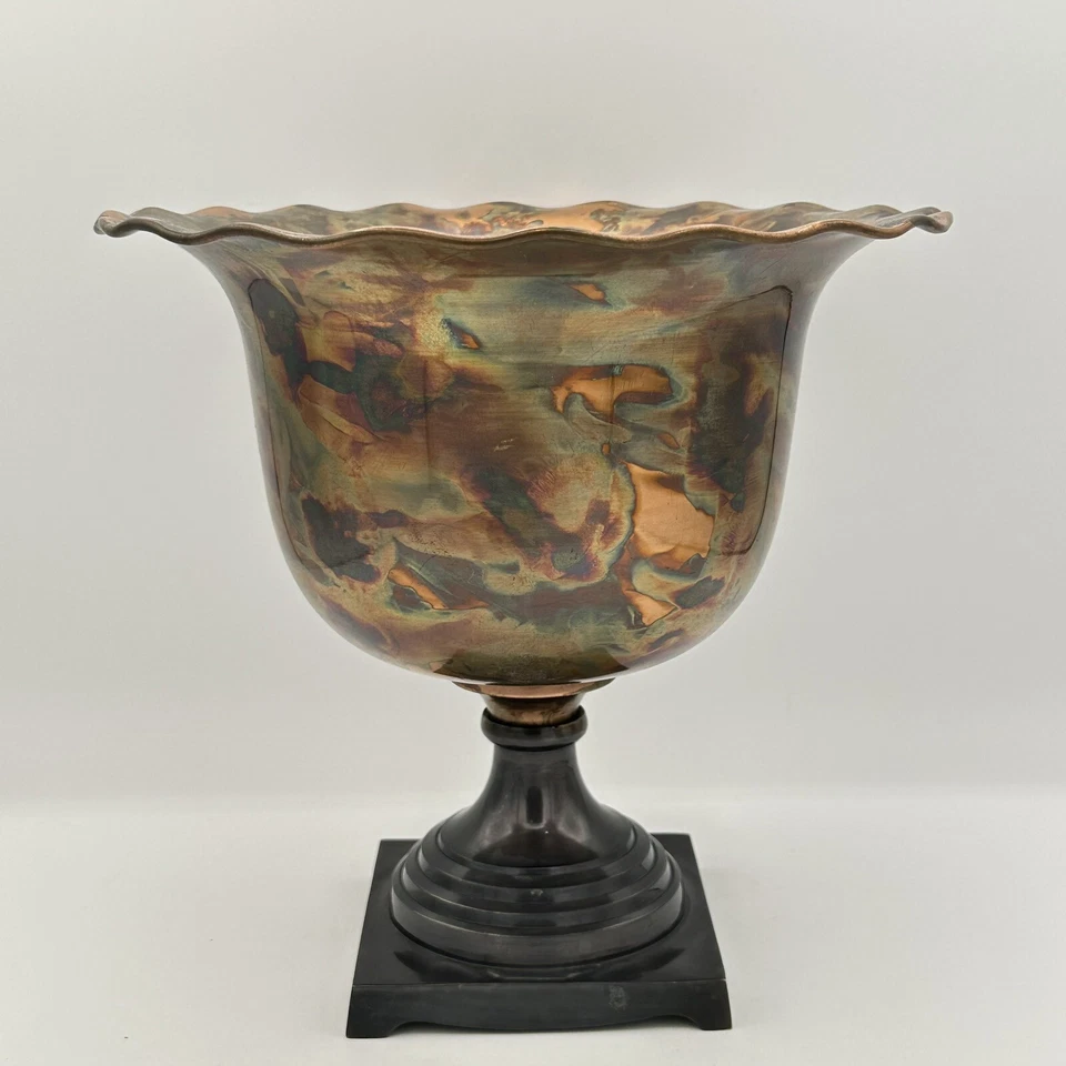 Cuenco grande de latón sobre pedestal hermoso patrón y colores borde festoneado Foto 2 de 4