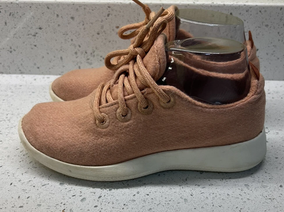 Coral deals color sneakers