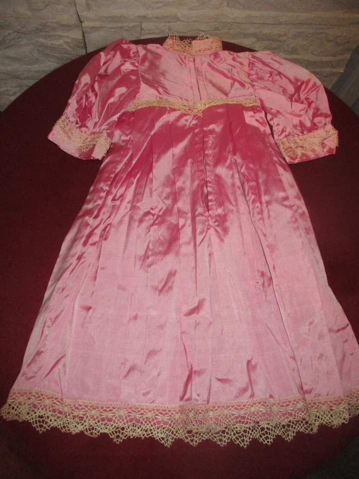 MAGNIFIQUE ROBE ROSE TISSU SATINE AVEC DENTELLE ANCIENNE POUR POUPEE ANCIENNE - Photo 3/4