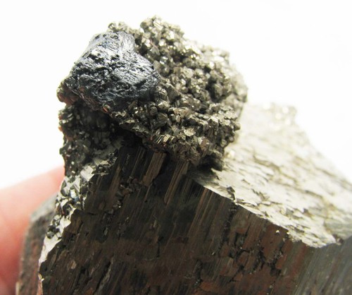 PYRIT BRILLANT KRISTALL und TETRAEDER ANBEIGEFÜGT aus PERU......HUANZALA MINE - Bild 8 von 12