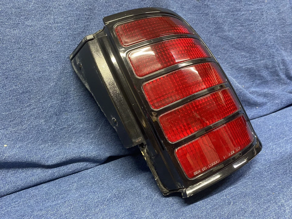 Conjunto de luz trasera derecha Oldsmobile 98 Ninety-Eight Regency 1991 1992 1993 bonito Foto 3 de 4