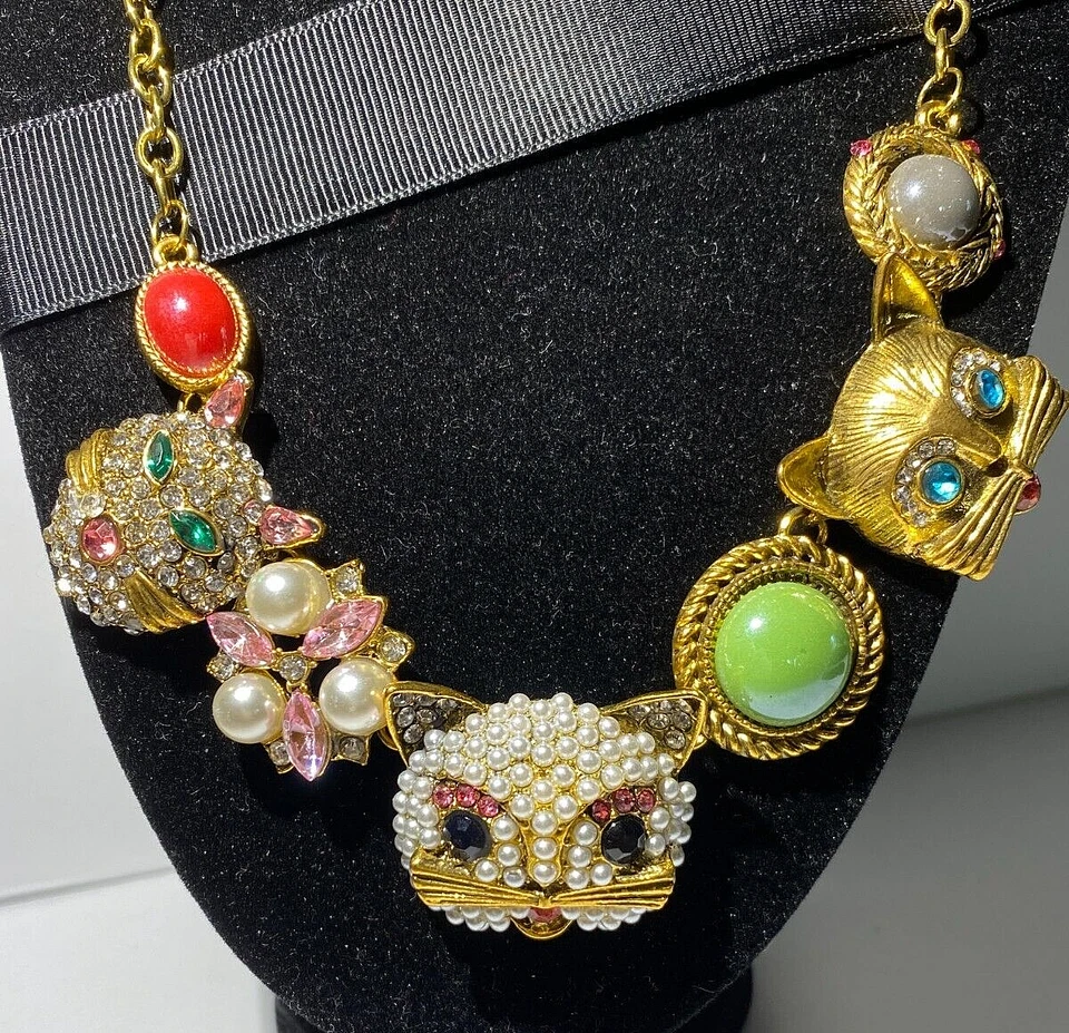 COLLAR GARGANTILLA BETSEY JOHNSON ORO AUDAZ Y MULTICOLOR LUCITE PERLA CRISTAL 3 GATOS Foto 3 de 4