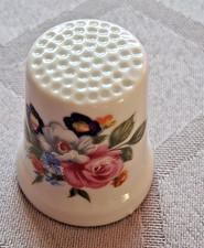 alter Fingerhut von Gerold-Porzellan mit Blumenmotiv aus Omas Sammlung