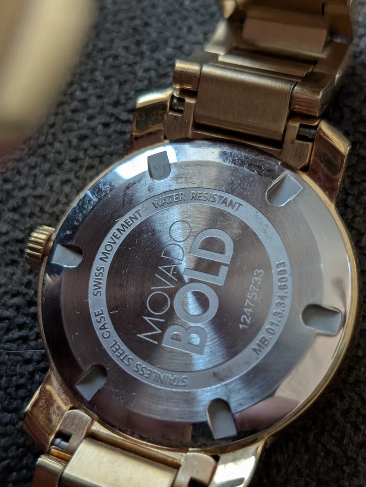 Reloj para dama Movado audaz cuarzo esfera plateada oro rosa acero inoxidable Foto 3 de 3