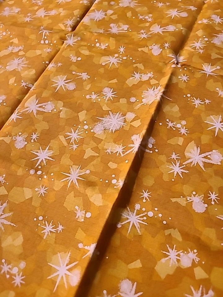 Tela de estrellas retro amarilla mostaza estampada por Cranston $7,99 por 1/2 yarda Foto 2 de 3