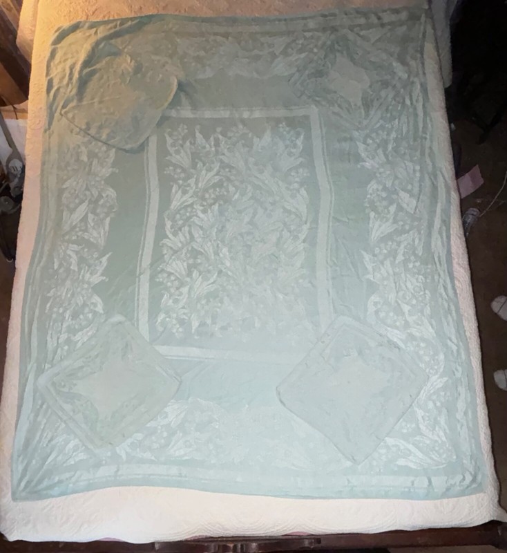 Light Green & White Reversible Floral Swag Tablecloth w/4 Napkins- 62" L x 50" W