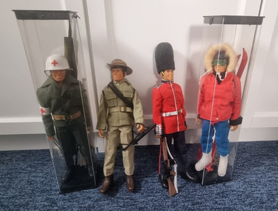 Action Team Figur  1 x Sanitäter 1 x Grenadier Guard 1 x GI Joe 1 xPolarforscher