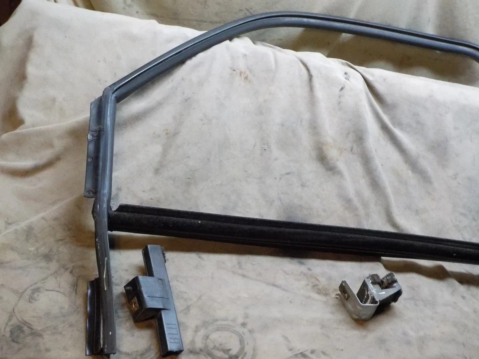 99-06 Chevy Silverado GMC Sierra 1500 2500 drivers left front door glass seal Foto 2 de 4