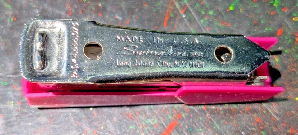 Mini grapadora de oficina vintage Swingline Tot 50 rosa ~ENVÍO RÁPIDO~ Long Island NY EE. UU. Foto 3 de 4