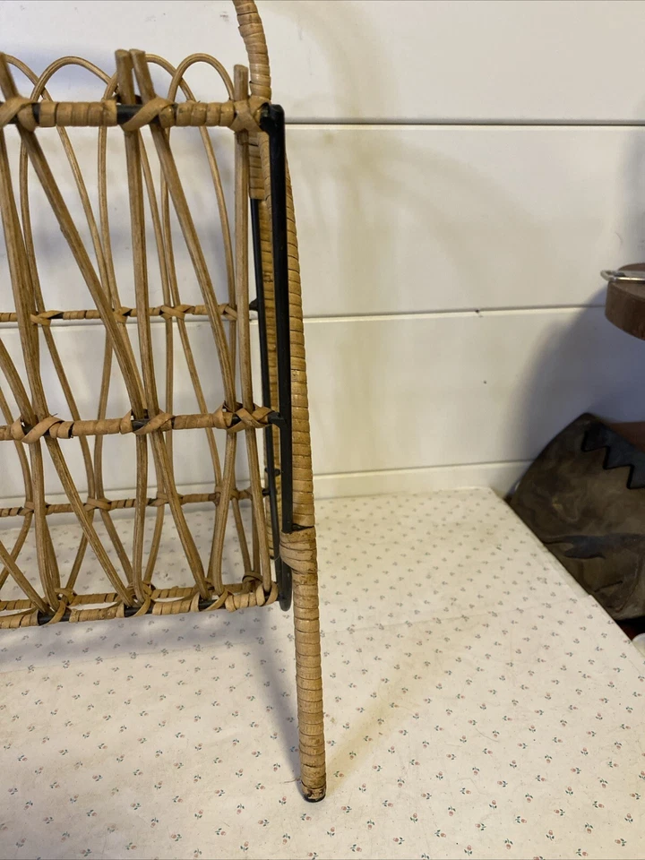 Soporte de cargador boho envolvente interior vintage de mediados de siglo de bambú de ratán y acero Foto 3 de 4