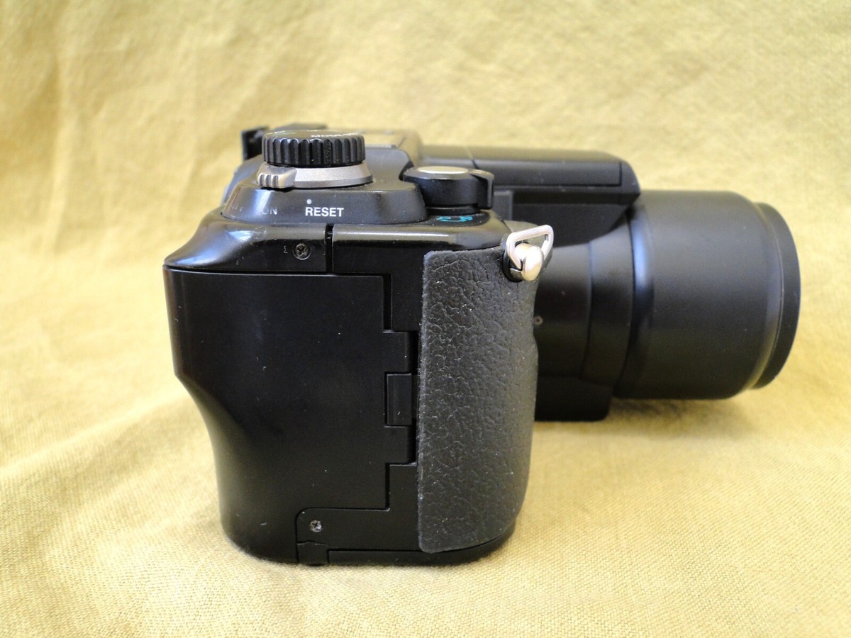 BROKEN Olympus Camedia E-100RS Digital Camera for parts or repair