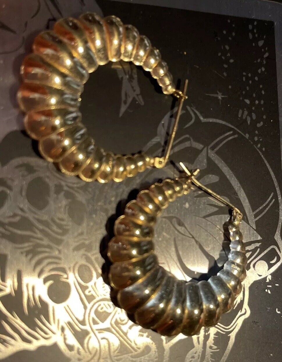 14K Yellow Gold Shrimp Design Earrings, 2.1 g - image 2