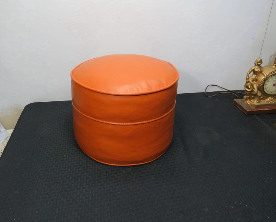 Reposapiés otomano vintage moderno de mediados de siglo naranja quemado redondo de vinilo Foto 2 de 4