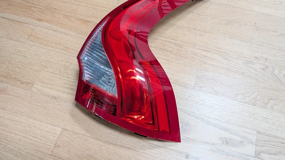 Luz trasera lado derecho Volvo XC60 2010-2016 OEM Foto 3 de 4