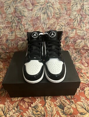 Size 4y- Jordan 1 Mid Carbon Fiber Black/White