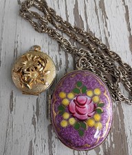 2VtgPurpleEnamelFlowerPhotoLocketPendantNecklaceWhimsicalDaisyGoldVictorianFairy