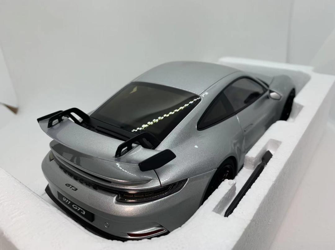 304-032 ノレブ 1/18 ポルシェ 911 GT3 2021 Porsche 1/18 scale minicar 911 GT3 2021 304-032 Norev Box damaged