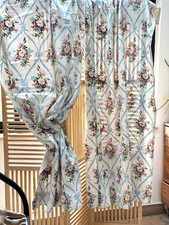 paire de rideaux  romantiques vintages blancs à rayures et bouquet de fleurs