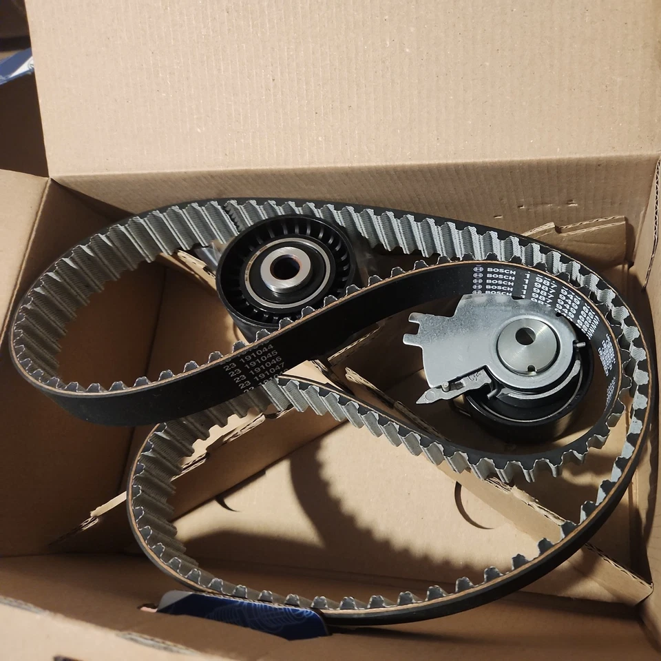 freelander 2  NEW CAM BELT KIT + WATER PUMP 1987946496 BOSCH  - Image 2 of 3