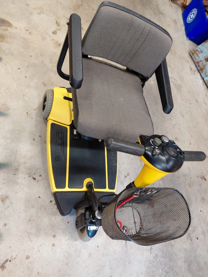 Scooter Pride Mobility Sonic de 3 Ruedas Amarillo dos Baterías Nuevas $435 OBO Foto 2 de 4