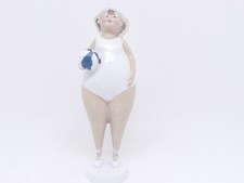 Dekofigur mollige Strandfigur Badefigur Badenixe Badeanzug und Ball sportlich