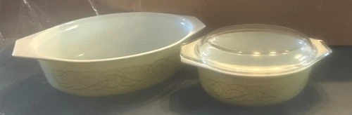 PYREX lot of 2 jade green casserole dish 045 2 1/2 & 1 1/2 043 with lid vintage