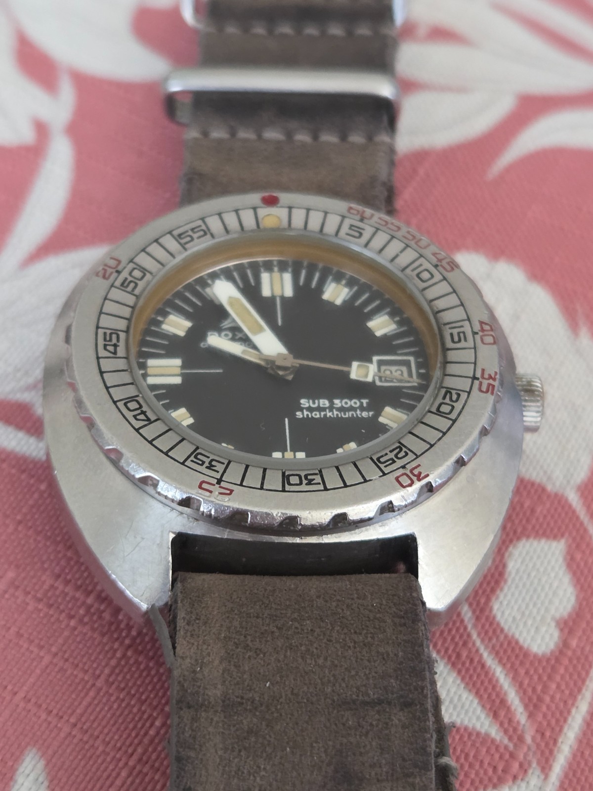 DOXA VINTAGE SHARKHUNTER SUB 300T AUTOMATIC DIVERS WRISTWATCH