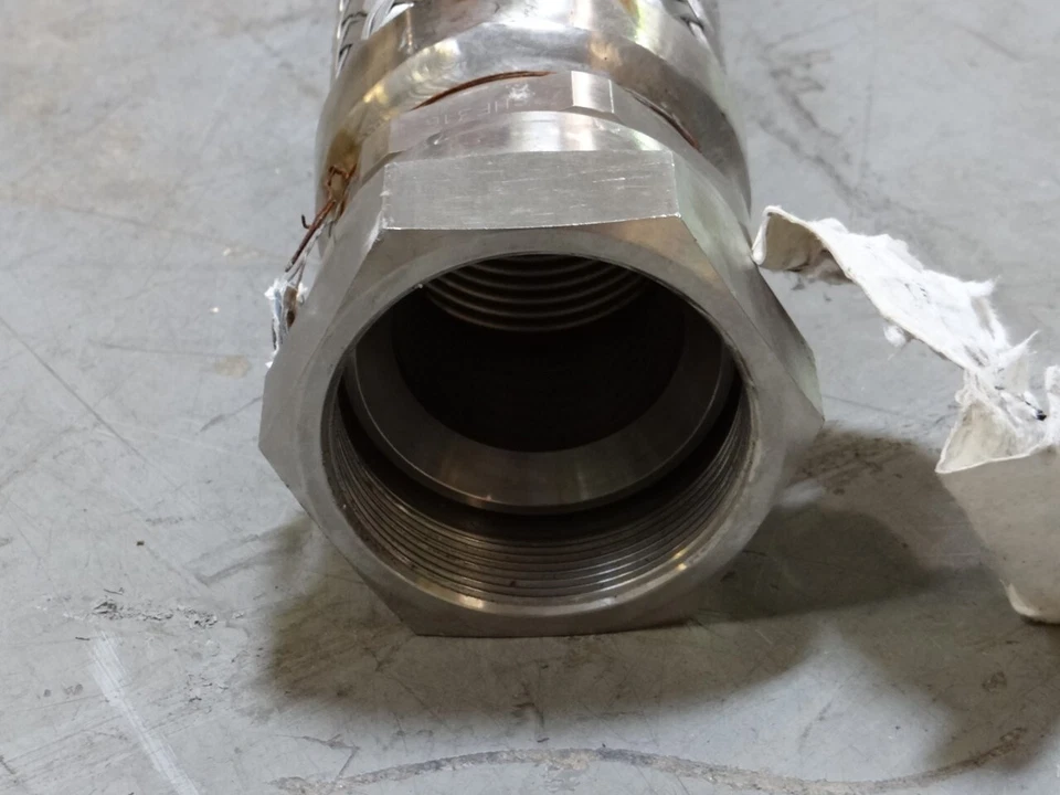 Manguera de acero trenzada de 2" OD x 5'L con accesorio giratorio roscado hembra de 2" SHF 316 SS Foto 3 de 4