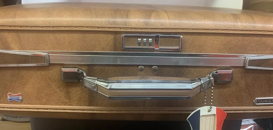 Maleta MCM Vintage American Tourister Escort Carcasa Dura Bronceada 19" x 13" Foto 2 de 4