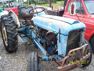 FORD 2000 TRACTOR, 4 SPEED, GAS.WIL SALVAGE IF YOU NEED PARTS