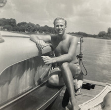 Bellissime infradito anni 60 uomo senza camicia barca manzo muscoli interesse gay foto