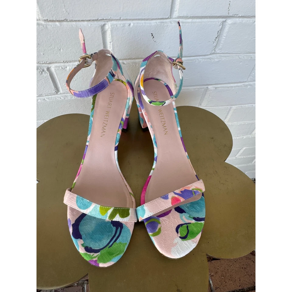 Sandalias Stuart Weitzman florales pastel con tiras de tacón bloque talla 8 en zapatos para mujer. Foto 2 de 4