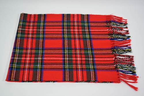 Bufanda de colección con flecos a cuadros rojo tartán acrílico Cashmyarn de Berkshire 63" X 12,25 - Imagen 2 de 3