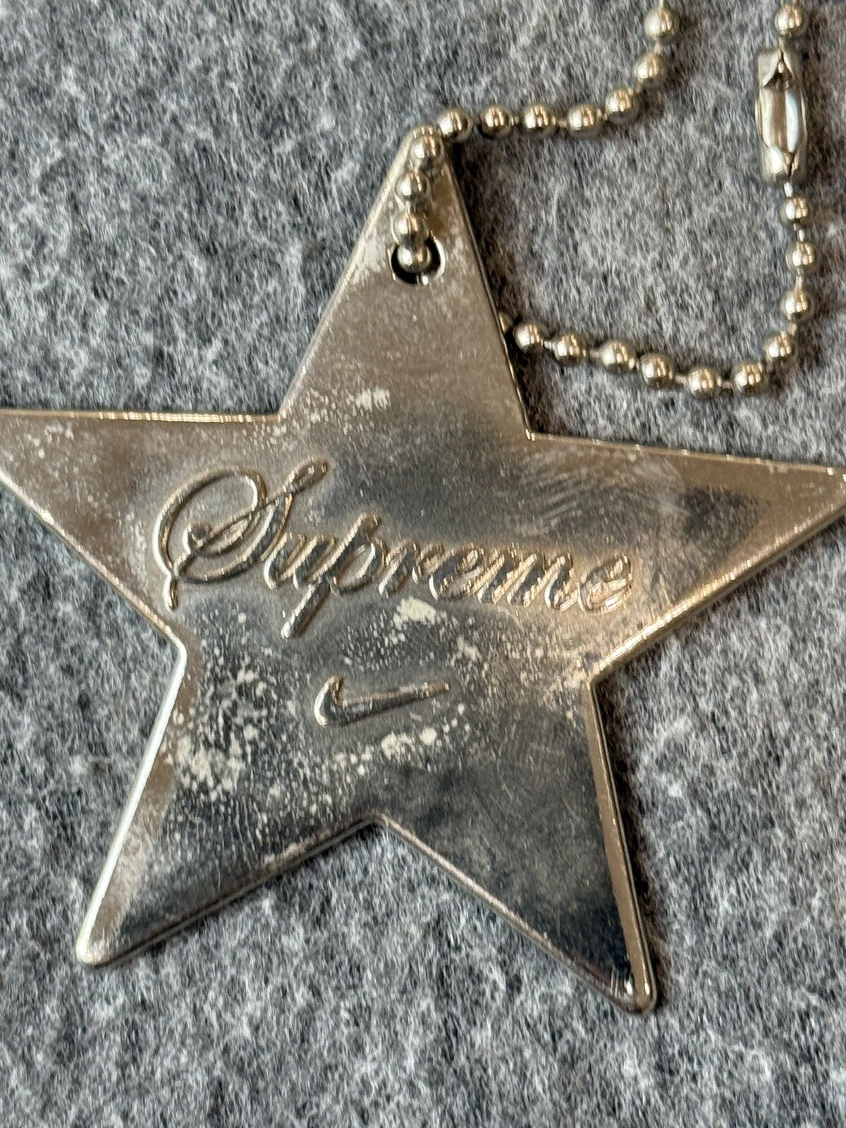 Porte clés Nike Supreme Shoe Tag Hang Tag métal STAR