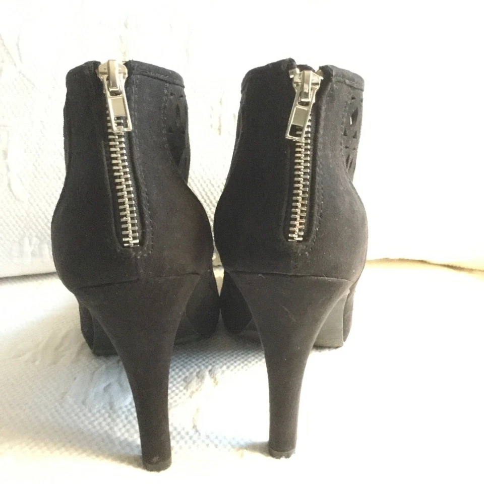 LANE BRYANT 10W Negro Imitación Gamuza Corte Láser PeepToe BackZip Botín Plataforma Tacones Foto 3 de 4