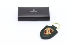 Leder-Schl&uuml;sselanh&auml;nger Porsche Wappen oakgr&uuml;n