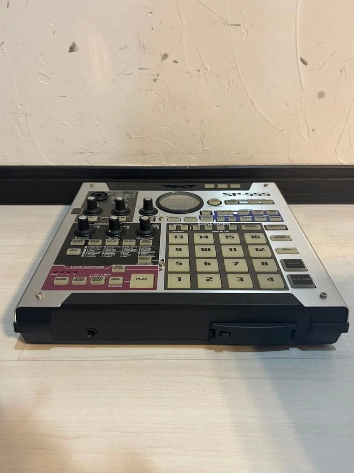 Roland SP-555 Sampling Workstation Phrase Sampler mit Effekten und Pads getestet - Bild 4 von 4