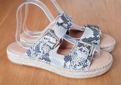 Carvela beige graue Schlangenlederschieber mit zwei Riemen. Größe 7. BRANDNEU!