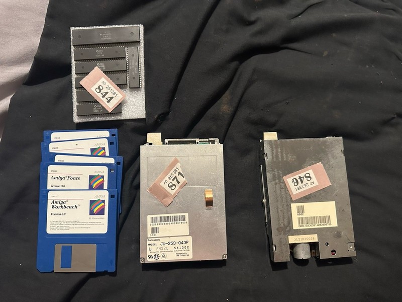 Amiga A1200 Drives X2 Tested + Disks /set Of Chips+ A600 Keyboard Customer Order