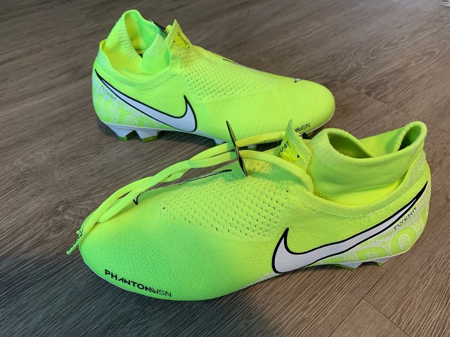 Boys 'Nike Jr. Phantom Vision 2 Club Dynamic Fit MG Soccer .