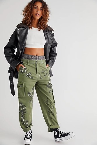 Every Rose Zippered Cargo Pants Size 