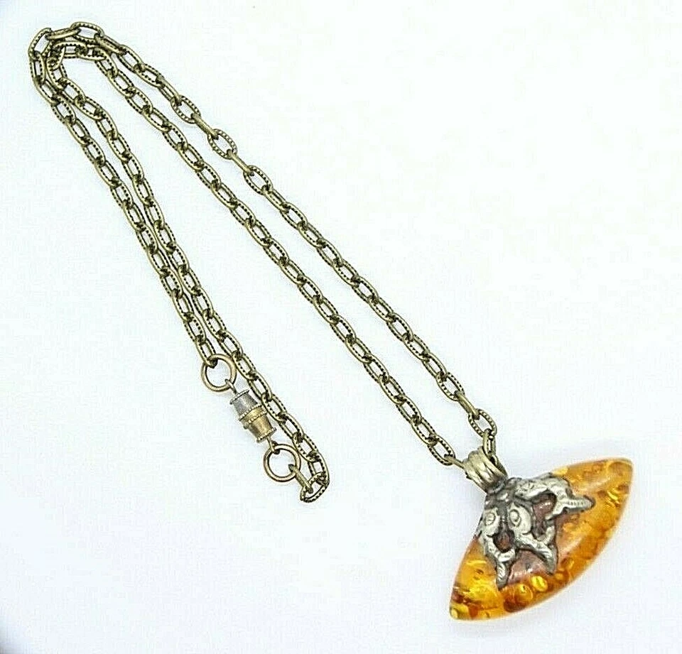 Colar de âmbar tibetano Repousse latão 1 1/2" pingente e corrente de latão antiga 18" - Imagem 2 de 4
