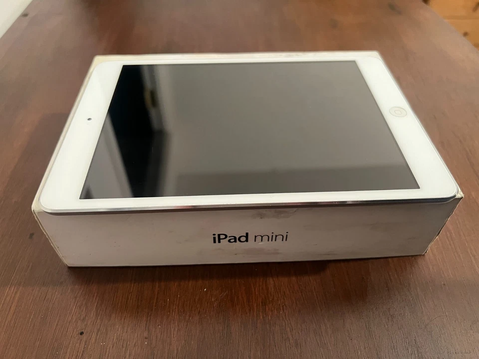 Apple iPad Mini 1st Generation White and Silver 32GB A1432 Wi-Fi Tablet 7.9’’ - Image 4 of 4