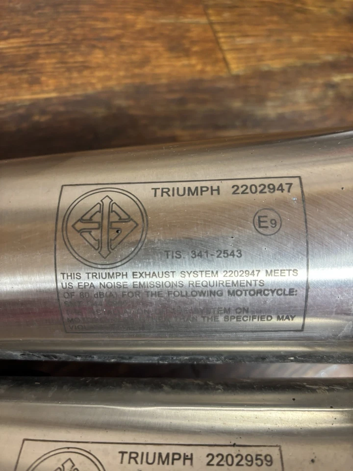 Triumph street Scrambler 900 OEM exhaust muffler 2202959 2202947 GOOD CONDITION - Image 4 of 4