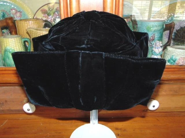 Casquette chapeau femme élégante velours noir années 1950 60 avec nœud CHRISTIAN DIOR CHAPEAUX