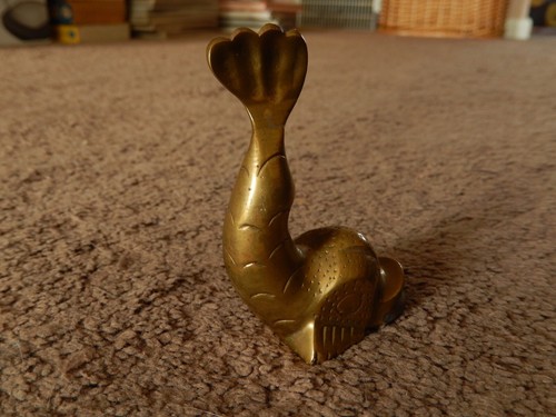 Estatuilla de pez miniatura vintage de latón con cola - Imagen 9 de 17