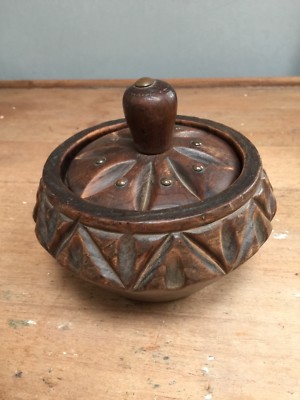 PRELOVED KLEINE RUNDE TROPISCHE HOLZ SCHALE mit DECKEL (KUPFERNIETEN) - SCHMUCKKÄSTCHEN