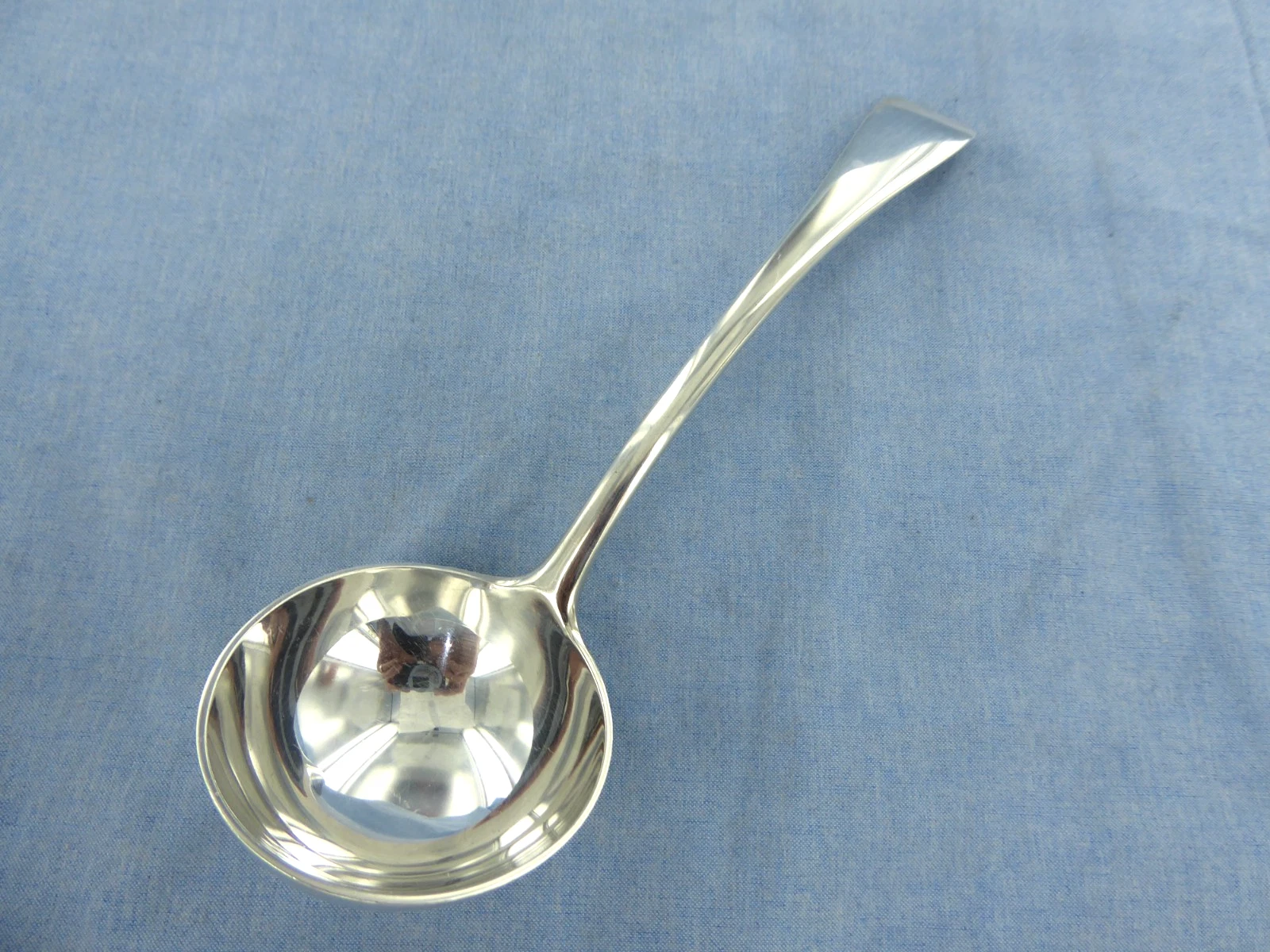 AN ANTIQUE STERLING SILVER OLD ENGLISH SAUCE LADLE. LONDON 1918.
Opens in a new window or tab