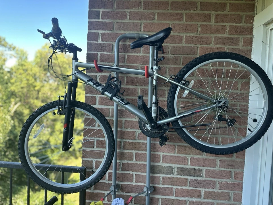 Juego de 2 bicicletas, Mongoose 29” 21 S excelente + Huffy 24” bueno + accesorios Foto 3 de 4