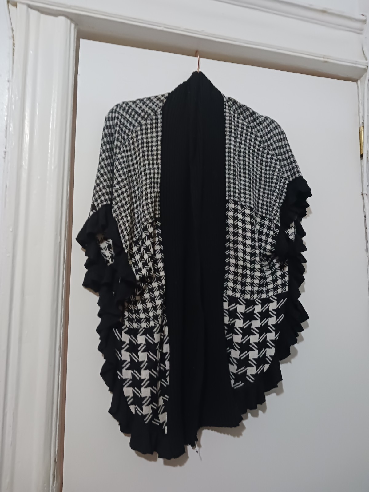 Black White Houndstooth Patterned Ruffle Shawl Wr… - image 1